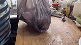 27买两根牛大骨，清水一煮，满满的骨髓，用管子吸着真爽
