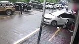 深圳一女司机倒车时突然加速 行人躲避不及被卷车底