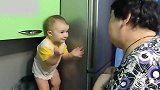 穿纸尿裤小家伙学会吵架了，真让人哭笑不得！