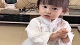 小姨刚进屋学习，她就惦记着啥时候小姨能陪她玩，真贪玩