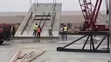 吊揽断裂吊车倾覆，吓得工人撒丫子跑