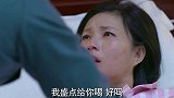 母亲恍惚中看到女子，怎料儿子及时赶到安抚母亲，这1幕真美好