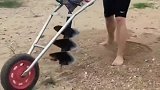 牛人发明挖坑神器，外观看上去非常简易，但运作起来势不可挡！