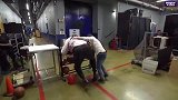 篮球-18年-太逗了！奥尼尔恶搞今天的裁判！蒙住眼睛艰难的抵达TNT演播室！-新闻