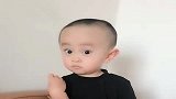 妈妈留下了证据，萌娃拿着证据盯着妈妈看，真是个小人精