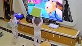 弟弟用箱子打砸电视