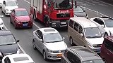 小伙现场指挥车辆让行，为消防车开通了阳光大道！