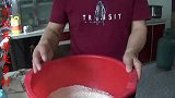 甜酒又称醪糟，兵哥要用赊账婆婆家的酒曲做甜酒了，还是传统方法