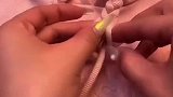 我来教你系卫衣的袋子吧，看完视频的你学会了吗？快去试试吧