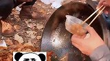 男子和朋友野炊发生意外，只能吃地上的饭