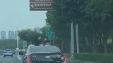 【广西】轿车快速路上疾驰 3个小孩将半身探出天窗兜风