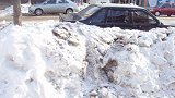 汽车雪地失控疾驰而来 女子淡定走位3步轻松避开