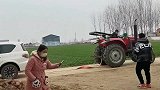 拖拉机和大型越野车“拔河”，结果却让人不敢相信，太震撼了！