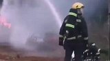消防员救火过程中发生爆炸，后推是本能，前进是责任和使命