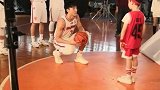胡明轩小孩子也太可爱太幸福了吧，小胡也太温柔了吧