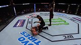 超级重踢直击对手面门！UFC赛场血腥KO对手满脸是血