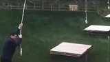 男子水上荡绳被同伴夸赞，逐渐迷失自我