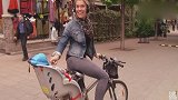 国外恶搞：女子骑自行车，小孩子从后座掉下来，路人都被吓到了！
