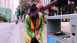 环卫工听到防空警报，停下手中的工作！