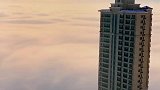高空拍到的平流雾，眼前这幕高空中的房屋让人惊艳，好似仙境！