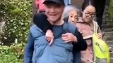退休消防员带老母亲游遍各地，以补偿这么多年的缺失儿子太孝顺了