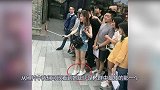 冯提莫遇上刘亦菲，网红立即“见光死”，与明星的差距显而易见