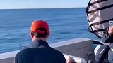 国外大哥出海，这是往海里扔了啥？鱼雷嘛