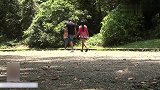 假装在路边抓蛇，反转的结果让路人无语了