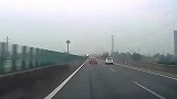 车辆龟速行驶还占快车道，把后车给急坏了，网友：可能他油门已踩到底！