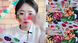 美女直播吃彩色字母软糖，各种口味任意选，是我童年向往的生活