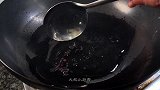 买来的豆腐皮别总炒着吃了，简单拌一拌，软嫩入味，下酒又下饭