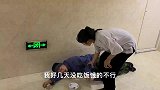 女儿收养乞丐，家里就丢5万，母亲劝女儿装不知，八年后王者归来