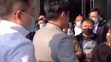 #辛巴  在酒店门口闹事？酒店方向辛巴道歉了，起因是酒店经理大力推搡粉丝。  #辛巴与上海某酒店保安人员起争执