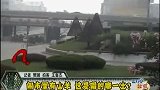 济南市民闹市区里养四角羊当宠物 专吃草坪-7月30日