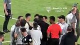 C罗半场回更衣室时与对方工作人员发生口角被劝开