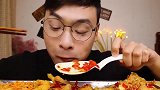 农村帅哥直播吃鳗鱼火鸡面，一口下去真过瘾，这吃相也是没谁了！