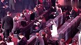 听到粉丝的呐喊声，是朱一龙提醒了迪丽热巴吗热巴笑得好甜