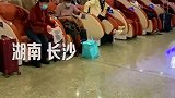 女子使用按摩椅不会暂停，导致错过了高铁