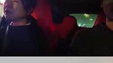女司机被强迫开车，边开边哭泣逗得男友大笑