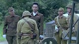 3兄弟假扮军官，看见鬼子偷懒上去就是一脚，哪料下秒却直接掏枪
