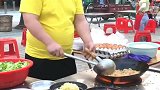 四川街头的炒饭，口味先不说，技术蓝翔毕业！看这颠锅都是享受！