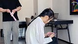 宅在家里玩手机，追剧一定要试试这个动作