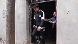 弟弟向哥哥借学费，嫂子偷偷把嫁妆钱给他，5年后弟弟回来了