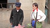 两人比赛吃西瓜，美女使出妙招就赢得一个大西瓜