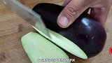 今天才知道，炒茄子不能先放油，学会这个小技巧，不吸油也不油腻