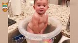 宝宝自力更生自己洗澡，被不靠谱老爸看到，让人笑翻天