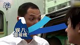 王祖蓝携家人在迪士尼度假，抱着女儿坐在路边超级接地气