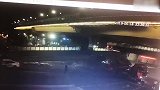 监控曝光！大货车载物超高致杭州天桥垮塌 肇事司机被控制