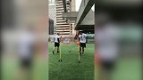 小哥玩转花式足球 暴帅接力凌空抽射