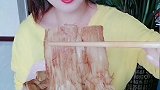 妹子你可真是个吃货，煎的金针菇你都吃上了，真羡慕你